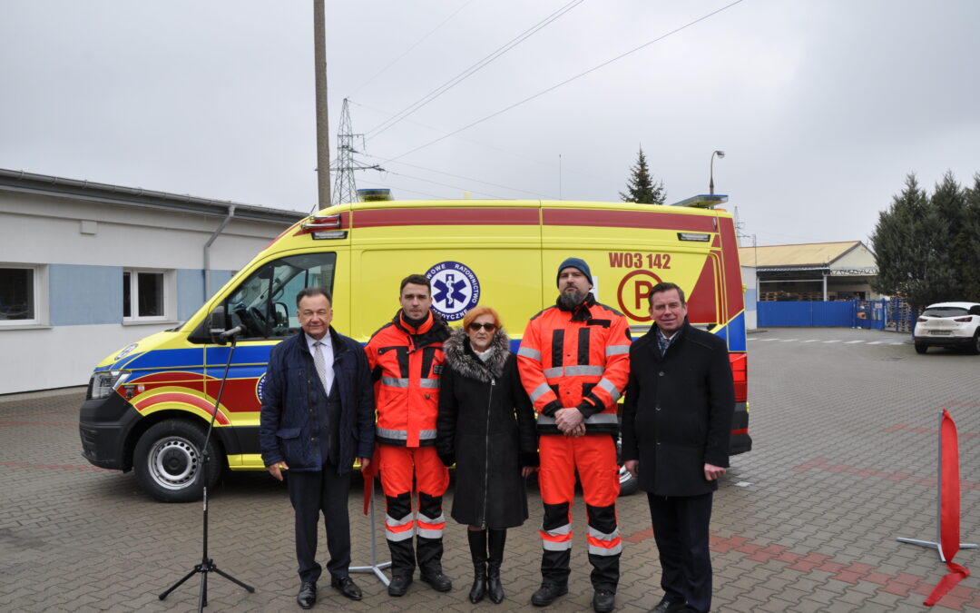 Przekazanie ambulansu sanitarnego dla Oddziału w Gostyninie